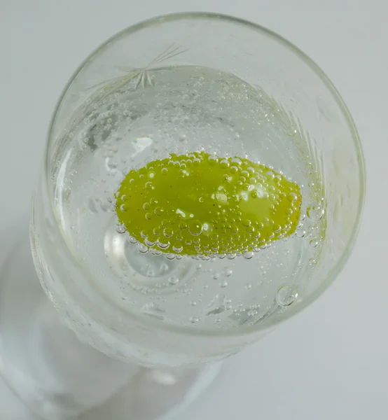 Zielony winogron w soda szkło — Zdjęcie stockowe