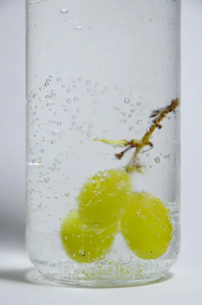 苏打水中的绿色葡萄 — 图库照片