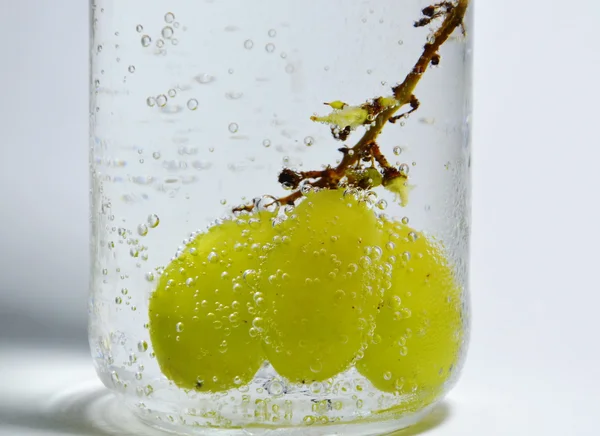 Zielony winogron w soda — Zdjęcie stockowe