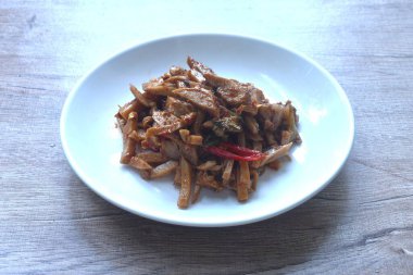 Baharatlı kızarmış bambu filizi ve tabakta körili vejetaryen yemeği ile tofu. 