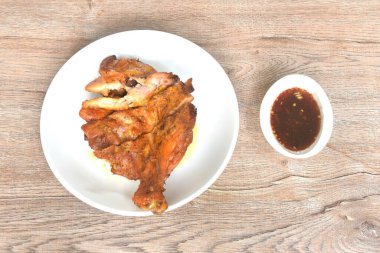 Kızarmış tavuk eti sıkıca ve bacağı da tatlı ve baharatlı sosa batırılmış.