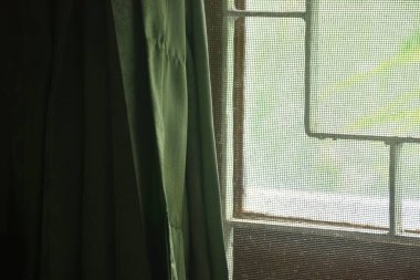 Pencereden yayılan ışık ve perde ev dokusu ve arka planda