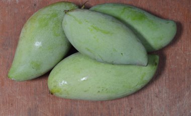 ahşap üzerine yeşil mango