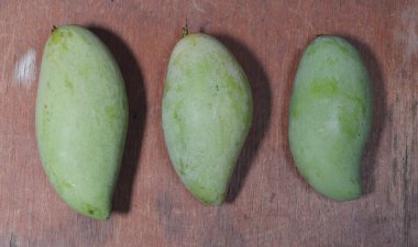 ahşap üzerine yeşil mango