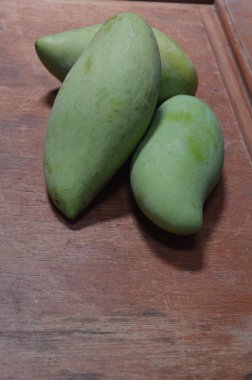 ahşap üzerine yeşil mango