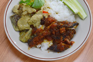 baharatlı tavada kızartılmış yayın balığı ve köri pirinç topa balık