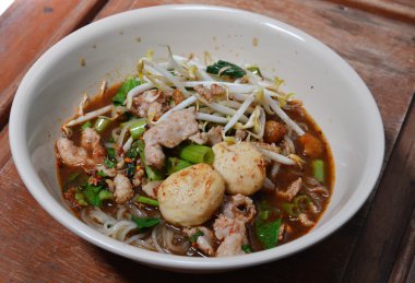 domuz eti top siyah baharatlı çorba ile Tepesi şehriye