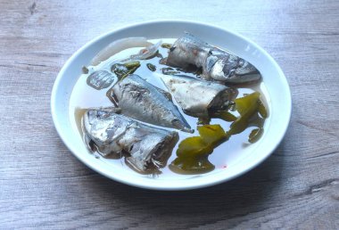 Acı biberli haşlanmış uskumru ve Tom yum çorbası tabağında zencefil.