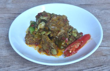 Baharatlı domuz kemiği ve tabakta körili fasulye.