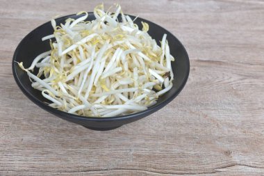 Taze fasulye filizi çiğ yiyecekler kasede pişirmeye hazır olun.  