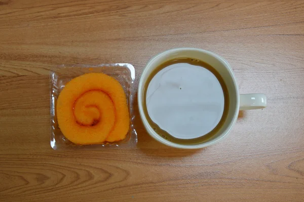 Orange jam roll and coffee — Stock Photo, Image