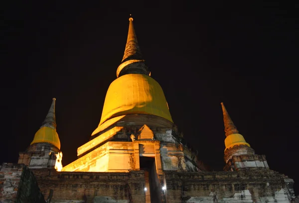 Temple bouddhiste la nuit — Photo