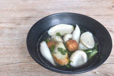 Kaynamış balık ve karides köftesi. Kabın üstünde lahana ve çorba.  