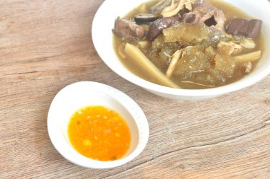 Bambu filizi ile haşlanmış balık maw ve tavuk organı ile domuz kanı kasede kırmızı et suyu çorbası.