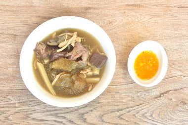 Bambu filizi ile haşlanmış balık maw ve tavuk organı ile domuz kanı kasede kırmızı et suyu çorbası.