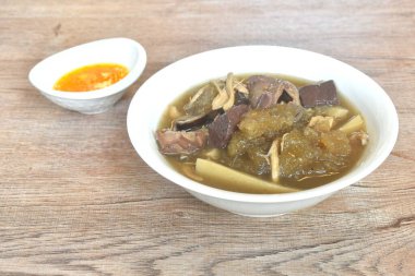 Bambu filizi ile haşlanmış balık maw ve tavuk organı ile domuz kanı kasede kırmızı et suyu çorbası.