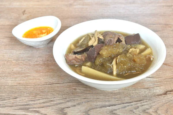 Bambu filizi ile haşlanmış balık maw ve tavuk organı ile domuz kanı kasede kırmızı et suyu çorbası.