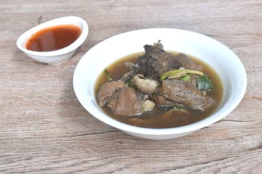 haşlanmış et ve tendon çift organı, baharatlı acı biber sosuna batırılmış, kahverengi şifalı çorba. 