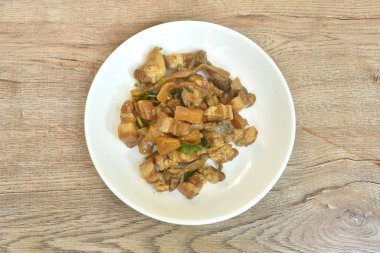 Kızarmış domuz eti, ananas ve soya soslu siyah kulak mantarı.