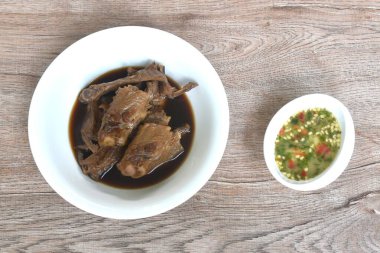 Kaynamış ördek kanadı yahnisi kahverengi soya çorbası baharatlı acı biber sosu. 