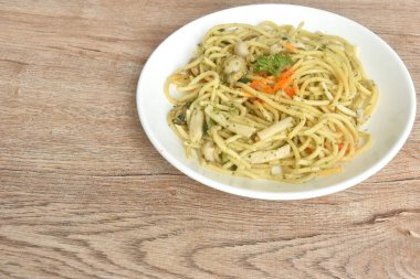 Baharatlı kızarmış spagetti ve sarımsaklı tereyağı sosu tabakta karides yumurtası. 