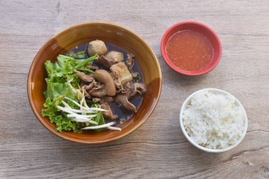 haşlanmış sığır eti ve tendon çift organı şifalı kahverengi çorba baharatlı acı biber sosu sade pirinçli çift yiyin.