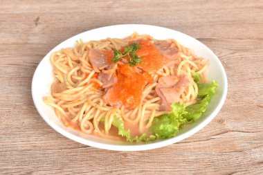 Baharatlı kızarmış spagetti dilimlenmiş domuz eti soslu Kore soslu karides yumurtası. 