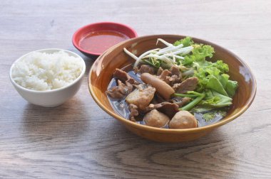 haşlanmış sığır eti ve tendon çift organı şifalı kahverengi çorba baharatlı acı biber sosu sade pirinçli çift yiyin.