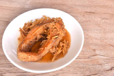 Kızarmış kırmızı Tilapia ya da mango balığı. Soya sosu ve kereviz dilimleri. 