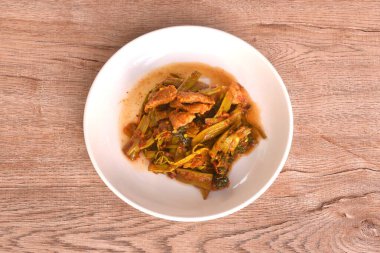 Baharatlı kızarmış Tayland sabah zaferi ve tabakta köri soslu domuz eti. 