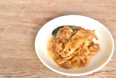 Baharatlı kızarmış bambu filizi ve köri soslu biftek.