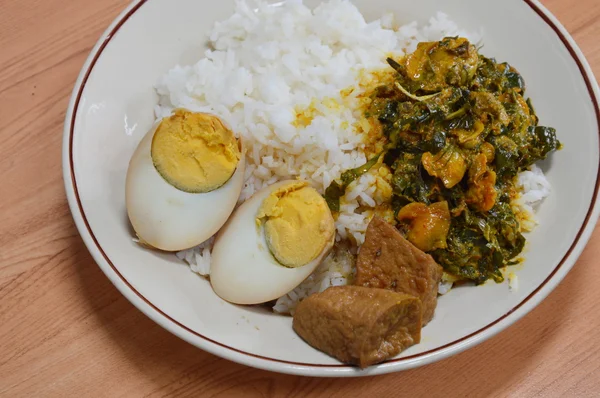 Яйцо вареное в коричневом соусе и карри с листьями бетеля на рисе — стоковое фото
