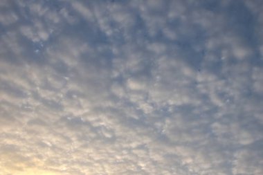 Bulutlar alacakaranlıkta yayılıyor. Gün batımı gökyüzü.  