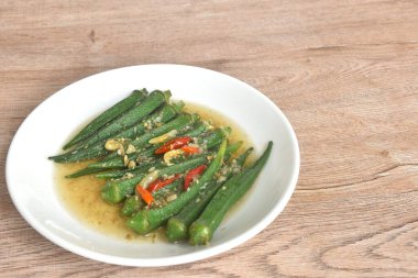 Kaynamış Roselle sosu susam yağı ve soya sosu ile sarımsak sosu tabakta kırmızı biber.