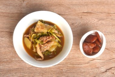 baharatlı tilapia balığı karışık sebzeli köri çorbası kasede Tayland yemeği ve kızarmış Çin sosisi. 