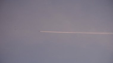 Jet uçağından akşamları gökyüzüne kadar uzanan buhar.