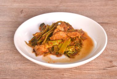 Baharatlı kızarmış Tayland sabah zaferi ve tabakta köri soslu domuz eti. 