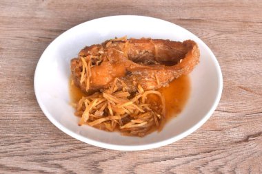 Kızarmış kırmızı Tilapia ya da mango balığı. Soya sosu ve kereviz dilimleri. 