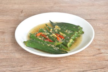 Kaynamış Roselle sosu susam yağı ve soya sosu ile sarımsak sosu tabakta kırmızı biber.