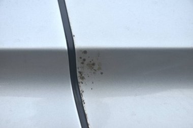 Gümüş renkli araba arkaplanı ve dokusunda son kullanma tarihinden kalan boya araba çiziği