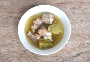 Haşlanmış lahana turşusu ve kasede domuz kemikli kavun. 