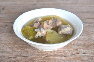 Haşlanmış lahana turşusu ve kasede domuz kemikli kavun.