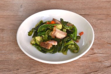 Kızarmış Brüksel lahanası ya da bebek lahanası ve soya soslu kızarmış domuz eti.