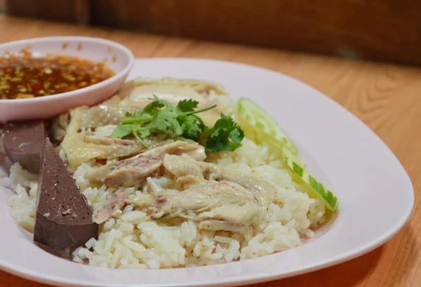 Ayam rebus di atas nasi dikukus dengan sup ayam — Stok Foto