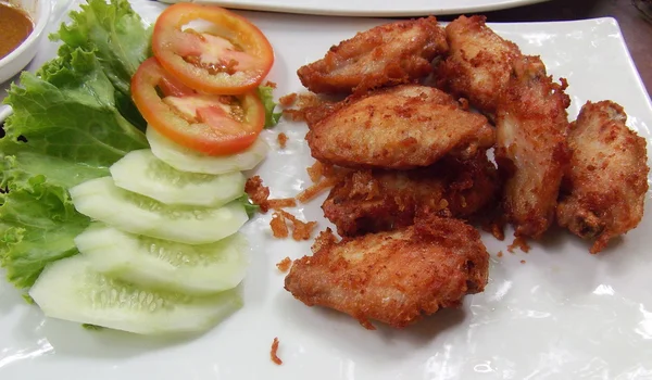 Ailes de poulet frit sur le plat — Photo