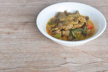 Hindistan cevizi yeşili köri çorbası ve limon yaprağıyla haşlanmış baharatlı biftek.