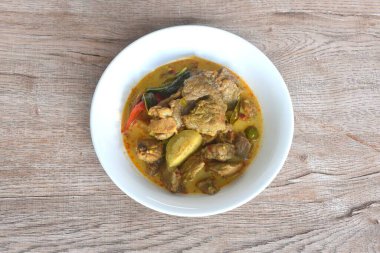 Hindistan cevizi yeşili köri çorbası ve limon yaprağıyla haşlanmış baharatlı biftek.