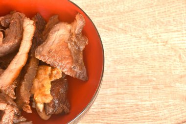 Kızarmış çıtır tuzlu mayalanan sığır eti ve biberli et.