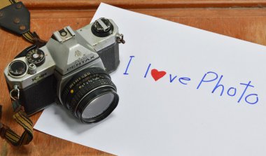 Pentax K 1000 film kamera kağıt üzerinde model fotoğraf sevdiğimi yazmak