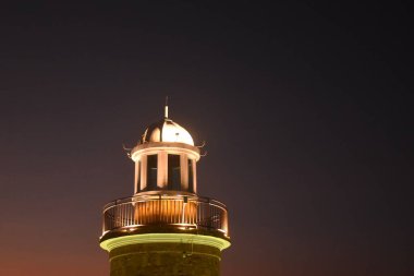 Alacakaranlık gökyüzünde, Tayland 'da Ang Sila sahilinde deniz fenerinin manzarası